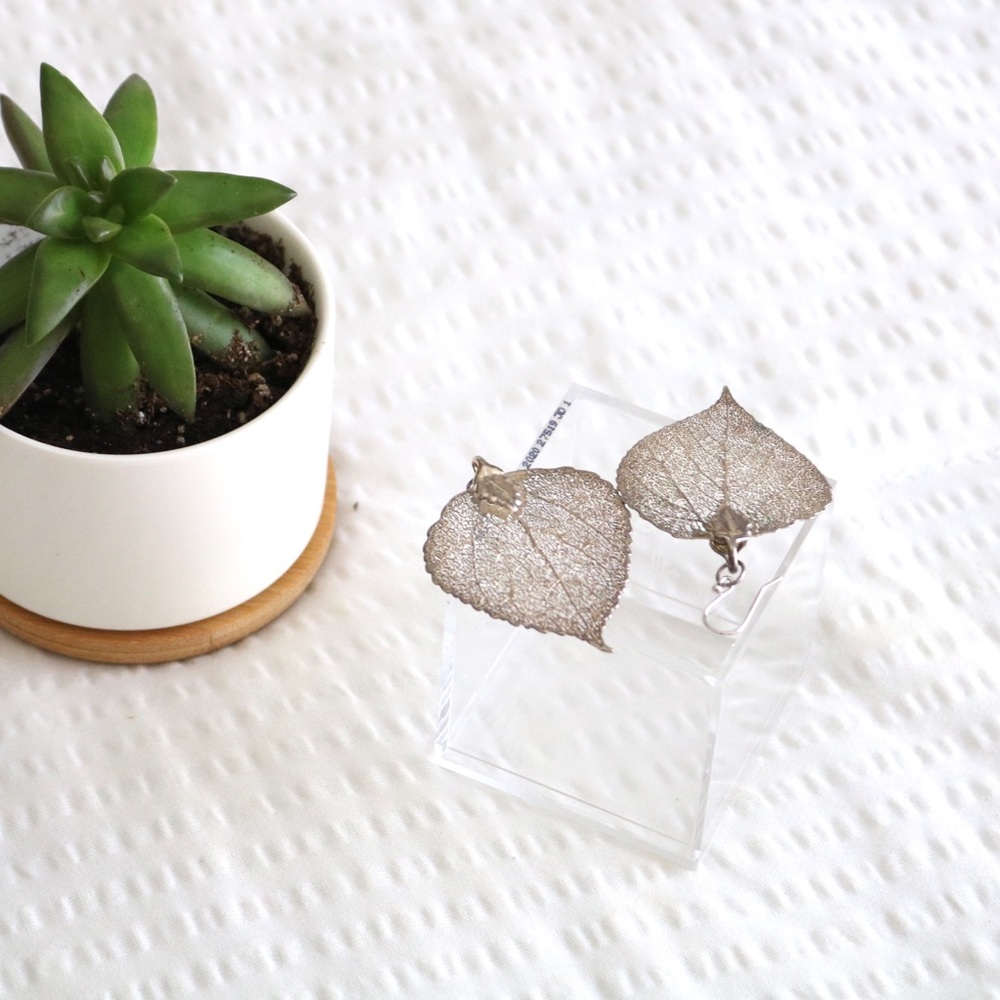 NWOT Dainty Leaf Dangle Earrings
